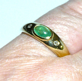 Einzelstück, schmaler, klassischer Bandring aus 585 Gold mit einem ovalen Smaragd-Cabochon, in schöner Farbe mit typischen Einschlüssen, quer zum Finger + 2 Diamanten -	Nur erhältlich im Onlineshop von Juwelier & Goldschmiede Danilo!