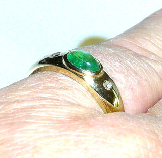Einzelstück, schmaler, klassischer Bandring aus 585 Gold mit einem ovalen Smaragd-Cabochon, in schöner Farbe mit typischen Einschlüssen, quer zum Finger + 2 Diamanten -	Nur erhältlich im Onlineshop von Juwelier & Goldschmiede Danilo!