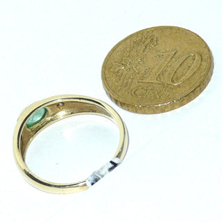 Einzelstück, schmaler, klassischer Bandring aus 585 Gold mit einem ovalen Smaragd-Cabochon, in schöner Farbe mit typischen Einschlüssen, quer zum Finger + 2 Diamanten -	Nur erhältlich im Onlineshop von Juwelier & Goldschmiede Danilo!