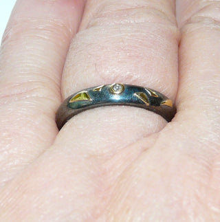 Handgefertigtes Einzelstück, schmaler zweifarbiger Unikat-Ring aus 925 Silber geschwärzt + 585 Gelbgold in Form von kleinen Dreiecken als Belötungen, ein Diamant von 0,01 Karat in einer Zargenfassung, poliert, Ringweite 57. - 	Unikatschmuck nur erhältlich im Onlineshop von Juwelier & Goldschmiede Danilo! 