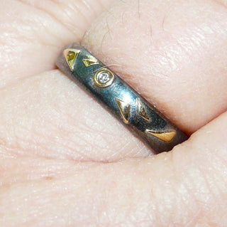Handgefertigtes Einzelstück, schmaler zweifarbiger Unikat-Ring aus 925 Silber geschwärzt + 585 Gelbgold in Form von kleinen Dreiecken als Belötungen, ein Diamant von 0,01 Karat in einer Zargenfassung, poliert, Ringweite 57. - 	Unikatschmuck nur erhältlich im Onlineshop von Juwelier & Goldschmiede Danilo! 