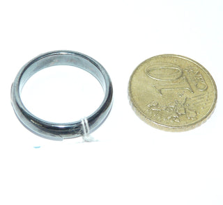 Handgefertigtes Einzelstück, schmaler zweifarbiger Unikat-Ring aus 925 Silber geschwärzt + 585 Gelbgold in Form von kleinen Dreiecken als Belötungen, ein Diamant von 0,01 Karat in einer Zargenfassung, poliert, Ringweite 57. - 	Unikatschmuck nur erhältlich im Onlineshop von Juwelier & Goldschmiede Danilo! 