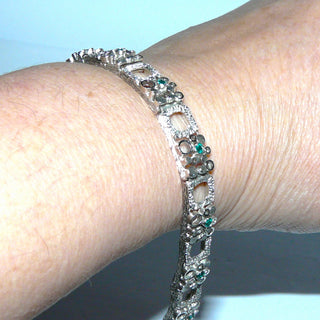 schmales Vintage-Armband, Glieder-Armband mit grünen Smaragd-Repliken, Stiftbewegung, wirkt eher wie ein Armreif, aus massiv 835 Silber, 17,5 cm lang, Kastenschloß, Sicherheitsacht, um 1960-1970 -	Nur erhältlich bei www.danilogold-shop.de