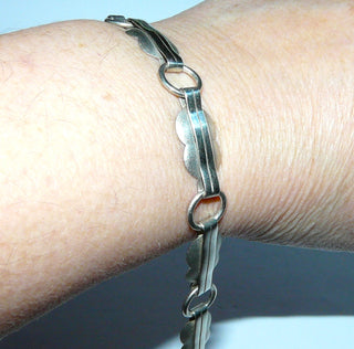 handgefertigtes Einzelstück, Vintage-Glieder-Armband aus massivem 900 Silber, matt + poliert, 19 cm lang, 6 erdnußförmige Elemente mit Ösenverbindungen, skandinavisch inspiriert, Federring, um 1965 - Handgefertigtes Unikat! Nur im Onlineshop von Juwelier & Goldschmiede Danilo!