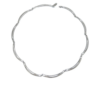 Einzelstück, schmales Nordform-Collier aus 925 Silber bestehend aus 5 schmalen bogenförmigen Steg-Elemente, Nordform-Design, 43 cm, seidenmatt, in den Tiefen geschwärzt. Die gesamte skandinavische / finnische Nordform-Kollektion ist so designt, daß fast alle Schmuckstücke miteinander kombinierbar sind. Besonders gut zu diesem Schmuckstück paßt Ring Nord 0035. -	Nur erhältlich im Onlineshop von Juwelier & Goldschmiede Danilo!