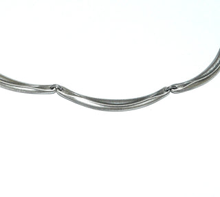 Einzelstück, schmales Nordform-Collier aus 925 Silber bestehend aus 5 schmalen bogenförmigen Steg-Elemente, Nordform-Design, 43 cm, seidenmatt, in den Tiefen geschwärzt. Die gesamte skandinavische / finnische Nordform-Kollektion ist so designt, daß fast alle Schmuckstücke miteinander kombinierbar sind. Besonders gut zu diesem Schmuckstück paßt Ring Nord 0035. -	Nur erhältlich im Onlineshop von Juwelier & Goldschmiede Danilo!