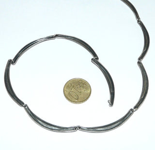 Einzelstück, schmales Nordform-Collier aus 925 Silber bestehend aus 5 schmalen bogenförmigen Steg-Elemente, Nordform-Design, 43 cm, seidenmatt, in den Tiefen geschwärzt. Die gesamte skandinavische / finnische Nordform-Kollektion ist so designt, daß fast alle Schmuckstücke miteinander kombinierbar sind. Besonders gut zu diesem Schmuckstück paßt Ring Nord 0035. -	Nur erhältlich im Onlineshop von Juwelier & Goldschmiede Danilo!