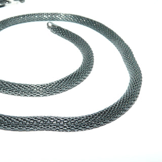 geschwärztes Einzelstück, leichte Schlauchkette, Geflechtkette aus 925 Silber, flexibler Halsreifen mit Karabiner, Länge 46 cm, Durchmesser ca. 4,7 mm. Zum Solo tragen oder für große, leichte Anhänger geeignet. -	Einzelstücke nur erhältlich bei www.danilogold-shop.de