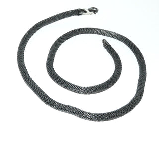 geschwärztes Einzelstück, leichte Schlauchkette, Geflechtkette aus 925 Silber, flexibler Halsreifen mit Karabiner, Länge 46 cm, Durchmesser ca. 4,7 mm. Zum Solo tragen oder für große, leichte Anhänger geeignet. -	Einzelstücke nur erhältlich bei www.danilogold-shop.de