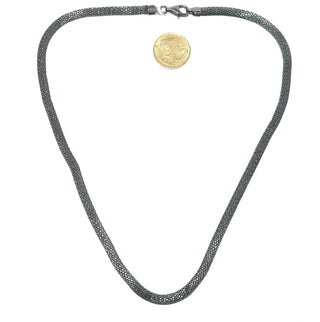 geschwärztes Einzelstück, leichte Schlauchkette, Geflechtkette aus 925 Silber, flexibler Halsreifen mit Karabiner, Länge 46 cm, Durchmesser ca. 4,7 mm. Zum Solo tragen oder für große, leichte Anhänger geeignet. -	Einzelstücke nur erhältlich bei www.danilogold-shop.de