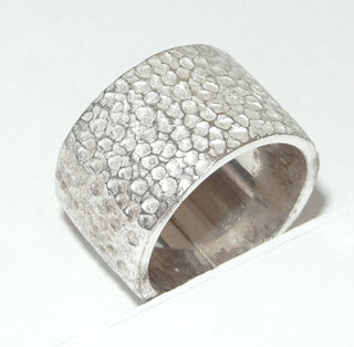 Einzelstück, sehr breiter Ring "Hagelschlag" aus 925 Silber, gleichlaufend mit dellenartigen Vertiefungen, in den Tiefen matt + weißgesiedet, polierte Kanten, Ringweite 63 -	Nur erhältlich im Onlineshop von Juwelier & Goldschmiede Danilo!