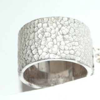 Einzelstück, sehr breiter Ring "Hagelschlag" aus 925 Silber, gleichlaufend mit dellenartigen Vertiefungen, in den Tiefen matt + weißgesiedet, polierte Kanten, Ringweite 63 -	Nur erhältlich im Onlineshop von Juwelier & Goldschmiede Danilo!