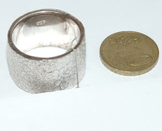 Einzelstück, sehr breiter Ring "Hagelschlag" aus 925 Silber, gleichlaufend mit dellenartigen Vertiefungen, in den Tiefen matt + weißgesiedet, polierte Kanten, Ringweite 63 -	Nur erhältlich im Onlineshop von Juwelier & Goldschmiede Danilo!