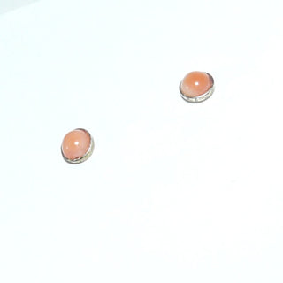 sehr kleine Einzelstücke, runde Korallenohrstecker mit je einer lachsrosa Engelshautkoralle als Cabochon in 925 Silber - Goldschmiede Danilo