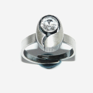 Einzelstück, Nordform-Design Ring "kleines Oval" aus 925 Silber mit einem funkelnd facettierten Bergkristall, seidenmatt, in den Tiefen geschwärzt, verstellbare Ringweite bis ca. 59. Die gesamte skandinavische / finnische Nordform-Kollektion ist so designt, daß fast alle Schmuckstücke miteinander kombinierbar sind. Besonders gut zu diesem Schmuckstück paßt Nord 0017 (Kennen Sie Ihre Ringweite? Dann geben Sie diese bei der Bestellung an, und wir stellen diese Weite vorab für Sie ein!) -	Einzelstücke nur