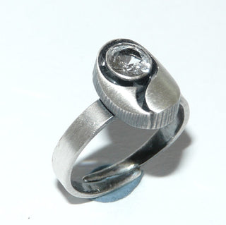 Einzelstück, Nordform-Design Ring "kleines Oval" aus 925 Silber mit einem funkelnd facettierten Bergkristall, seidenmatt, in den Tiefen geschwärzt, verstellbare Ringweite bis ca. 59. Die gesamte skandinavische / finnische Nordform-Kollektion ist so designt, daß fast alle Schmuckstücke miteinander kombinierbar sind. Besonders gut zu diesem Schmuckstück paßt Nord 0017 (Kennen Sie Ihre Ringweite? Dann geben Sie diese bei der Bestellung an, und wir stellen diese Weite vorab für Sie ein!) -	Einzelstücke nur