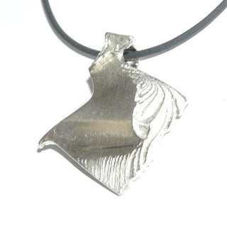 skandinavisches Einzelstück, rautenförmiger Silberanhänger von Finnfeelings Designerschmuck aus massiv 925 Silber, poliert & matt, zerklüftet, verdeckte Schlaufe - Goldschmiede Danilo 