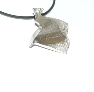 skandinavisches Einzelstück, rautenförmiger Silberanhänger von Finnfeelings Designerschmuck aus massiv 925 Silber, poliert & matt, zerklüftet, verdeckte Schlaufe - Goldschmiede Danilo 