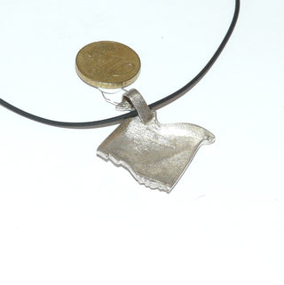 skandinavisches Einzelstück, rautenförmiger Silberanhänger von Finnfeelings Designerschmuck aus massiv 925 Silber, poliert & matt, zerklüftet, verdeckte Schlaufe - Goldschmiede Danilo 
