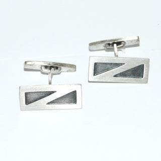 Handgefertigte Einzelstücke im skandinavischen Design, Unikat-Manschettenknöpfe / Herren-Manschettenknöpfe aus 835 Silber, seidenmatt + in den Tiefen geschwärzt, längliche Rechtecke mit je 2 vertieften, geschwärzten Dreiecken. -	Handgefertigtes Unikat! Nur im Onlineshop von Juwelier & Goldschmiede Danilo!