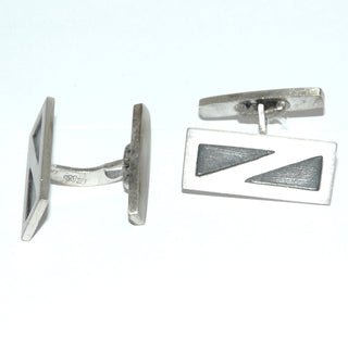Handgefertigte Einzelstücke im skandinavischen Design, Unikat-Manschettenknöpfe / Herren-Manschettenknöpfe aus 835 Silber, seidenmatt + in den Tiefen geschwärzt, längliche Rechtecke mit je 2 vertieften, geschwärzten Dreiecken. -	Handgefertigtes Unikat! Nur im Onlineshop von Juwelier & Goldschmiede Danilo!