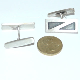 Handgefertigte Einzelstücke im skandinavischen Design, Unikat-Manschettenknöpfe / Herren-Manschettenknöpfe aus 835 Silber, seidenmatt + in den Tiefen geschwärzt, längliche Rechtecke mit je 2 vertieften, geschwärzten Dreiecken. -	Handgefertigtes Unikat! Nur im Onlineshop von Juwelier & Goldschmiede Danilo!