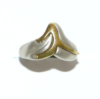 Einzelstück, stabiler Ring "Flußbiegung" aus 925 Silber, seidenmatte, silberne V--förmige Ringschiene mit einer Applikation Silber vergoldet, Ringweite 54,5, paßt zu Collier Hs 0074 -	Unikatschmuck nur erhältlich im Onlineshop von Juwelier & Goldschmiede Danilo! 