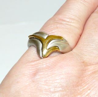 Einzelstück, stabiler Ring "Flußbiegung" aus 925 Silber, seidenmatte, silberne V--förmige Ringschiene mit einer Applikation Silber vergoldet, Ringweite 54,5, paßt zu Collier Hs 0074 - Unikatschmuck nur erhältlich im Onlineshop von Juwelier & Goldschmiede Danilo! 