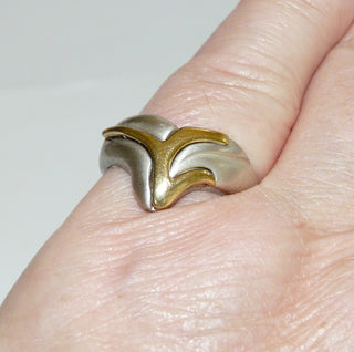 Einzelstück, stabiler Ring "Flußbiegung" aus 925 Silber, seidenmatte, silberne V--förmige Ringschiene mit einer Applikation Silber vergoldet, Ringweite 54,5, paßt zu Collier Hs 0074 -	Unikatschmuck nur erhältlich im Onlineshop von Juwelier & Goldschmiede Danilo! 