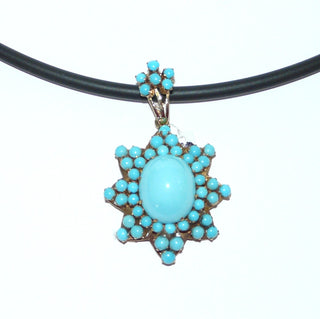 beeindruckendes Einzelstück, sternförmiger, großer Türkis-Anhänger aus 750 Gold, ein ovaler Cabochon in der Mitte umrahmt von 48 kleinen runden Türkisen (auch in der großen Schlaufe), ohne sichtbare Maserung auf der Vorderseite -	Unikatschmuck nur erhältlich im Onlineshop von Juwelier & Goldschmiede Danilo! 
