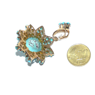 beeindruckendes Einzelstück, sternförmiger, großer Türkis-Anhänger aus 750 Gold, ein ovaler Cabochon in der Mitte umrahmt von 48 kleinen runden Türkisen (auch in der großen Schlaufe), ohne sichtbare Maserung auf der Vorderseite -	Unikatschmuck nur erhältlich im Onlineshop von Juwelier & Goldschmiede Danilo! 