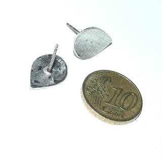 tropfenförmige Einzelstücke, schlichte Silberohrstecker aus 925 Silber, gewellter Tropfen eismatt - Goldschmiede Danilo
