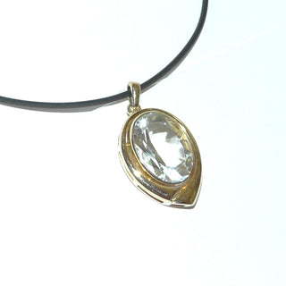 tropfenförmiges Einzelstück, Bergkristall-Anhänger aus 585 Gold mit einem ovalen, funkelnd facettierten Bergkristall, tropfenförmiger Goldspiegel, Dreieckschlaufe -	Nur erhältlich im Onlineshop von Juwelier & Goldschmiede Danilo!