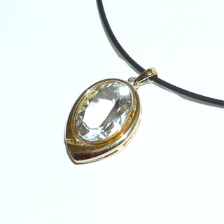 tropfenförmiges Einzelstück, Bergkristall-Anhänger aus 585 Gold mit einem ovalen, funkelnd facettierten Bergkristall, tropfenförmiger Goldspiegel, Dreieckschlaufe -	Nur erhältlich im Onlineshop von Juwelier & Goldschmiede Danilo!