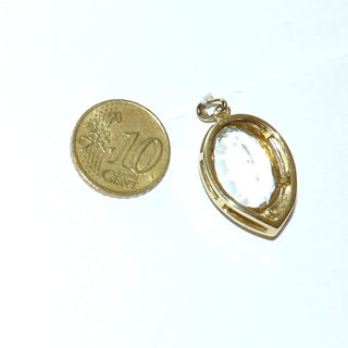 tropfenförmiges Einzelstück, Bergkristall-Anhänger aus 585 Gold mit einem ovalen, funkelnd facettierten Bergkristall, tropfenförmiger Goldspiegel, Dreieckschlaufe -	Nur erhältlich im Onlineshop von Juwelier & Goldschmiede Danilo!