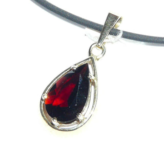strahlend funkelndes Einzelstück, tropfenförmiger Granat-Anhänger aus 333 Gold, ein großer, dunkelroter, facettierter Granat-Tropfen in 5-Krapper-Chaton, mit Goldspiegel als Umrandung, Dreieckschlaufe (Lieferung erfolgt ohne Kette) -	Nur erhältlich im Onlineshop von Juwelier & Goldschmiede Danilo!