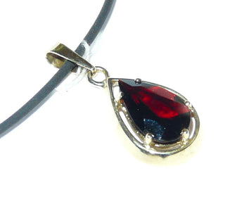 strahlend funkelndes Einzelstück, tropfenförmiger Granat-Anhänger aus 333 Gold, ein großer, dunkelroter, facettierter Granat-Tropfen in 5-Krapper-Chaton, mit Goldspiegel als Umrandung, Dreieckschlaufe (Lieferung erfolgt ohne Kette) -	Nur erhältlich im Onlineshop von Juwelier & Goldschmiede Danilo!