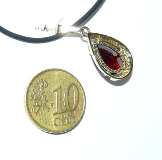 strahlend funkelndes Einzelstück, tropfenförmiger Granat-Anhänger aus 333 Gold, ein großer, dunkelroter, facettierter Granat-Tropfen in 5-Krapper-Chaton, mit Goldspiegel als Umrandung, Dreieckschlaufe (Lieferung erfolgt ohne Kette) -	Nur erhältlich im Onlineshop von Juwelier & Goldschmiede Danilo!