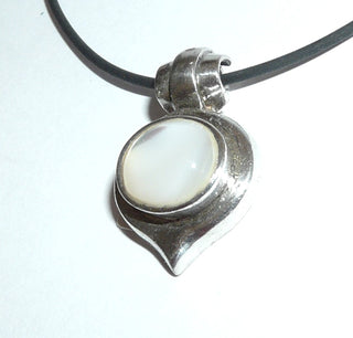 tropfenförmiges Einzelstück, Perlmuttanhänger aus massiv 925 Silber, poliert, ovaler, weiß schimmernder Perlmutt-Cabochon, Silberspiegel, Röllchenschlaufe - Goldschmiede Danilo
