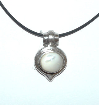 tropfenförmiges Einzelstück, Perlmuttanhänger aus massiv 925 Silber, poliert, ovaler, weiß schimmernder Perlmutt-Cabochon, Silberspiegel, Röllchenschlaufe - Goldschmiede Danilo