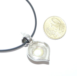 tropfenförmiges Einzelstück, Perlmuttanhänger aus massiv 925 Silber, poliert, ovaler, weiß schimmernder Perlmutt-Cabochon, Silberspiegel, Röllchenschlaufe - Goldschmiede Danilo