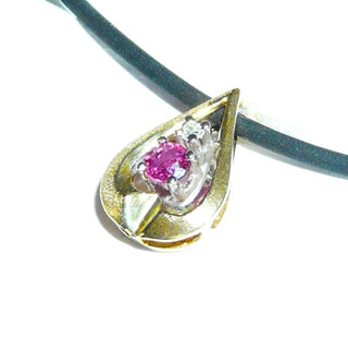 tropfenförmiges Einzelstück, Rubinanhänger aus 585 Gold mit einem runden, funkelnd facettierten Rubin & einem Achtkant-Diamanten in 4-Krapperfassungen, matt + poliert zum Durchfädeln - Goldschmiede Danilo