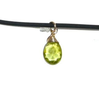zartes Einzelstück, tropfenförmiger, kleiner Olivin-Anhänger aus 585 Gold mit einem funkelnd facettierten, olivgrünen Peridot-Tropfen, mit Gold-Runddraht-Kappe + -Öse versehen.-	Handgefertigter Schmuck nur erhältlich bei www.danilogold-shop.de 