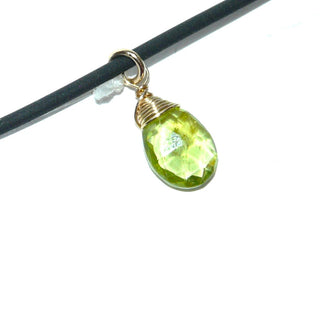 zartes Einzelstück, tropfenförmiger, kleiner Olivin-Anhänger aus 585 Gold mit einem funkelnd facettierten, olivgrünen Peridot-Tropfen, mit Gold-Runddraht-Kappe + -Öse versehen.-	Handgefertigter Schmuck nur erhältlich bei www.danilogold-shop.de 
