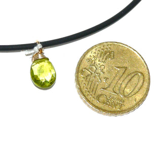 zartes Einzelstück, tropfenförmiger, kleiner Olivin-Anhänger aus 585 Gold mit einem funkelnd facettierten, olivgrünen Peridot-Tropfen, mit Gold-Runddraht-Kappe + -Öse versehen.-	Handgefertigter Schmuck nur erhältlich bei www.danilogold-shop.de 