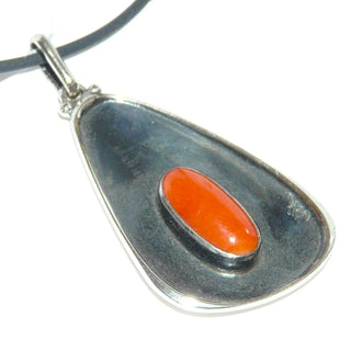 handgefertigtes Einzelstück, tropfenförmiger, asymmetrischer, roter Korallen-Anhänger aus Silber, in den Tiefen geschwärzter mit einem Spiegel als Umrandung, polierte helle Kanten, Naturkoralle, um 1940 -	Handgefertigtes Unikat! Nur im Onlineshop von Juwelier & Goldschmiede Danilo!