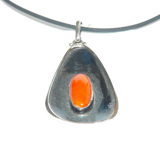 handgefertigtes Einzelstück, tropfenförmiger, asymmetrischer, roter Korallen-Anhänger aus Silber, in den Tiefen geschwärzter mit einem Spiegel als Umrandung, polierte helle Kanten, Naturkoralle, um 1940 -	Handgefertigtes Unikat! Nur im Onlineshop von Juwelier & Goldschmiede Danilo!