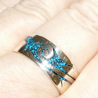 türkises Einzelstück, Vintage Herrenring aus 925 Silber, gleichlaufend, Mosaik-Einlagen aus Türkis, wahrscheinlich indianische Arbeit, Tribal-Muster, um 1970, Ringweite 70,5 - Goldschmiede Danilo