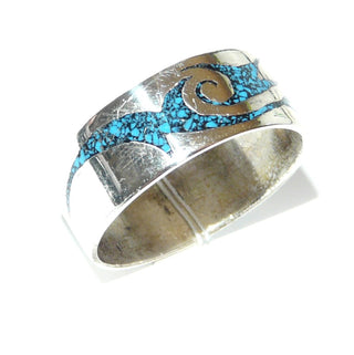 türkises Einzelstück, Vintage Herrenring aus 925 Silber, gleichlaufend, Mosaik-Einlagen aus Türkis, wahrscheinlich indianische Arbeit, Tribal-Muster, um 1970, Ringweite 70,5 - Goldschmiede Danilo