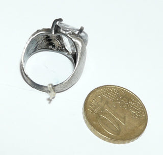 Einzelstück, ungewöhnlicher Ring aus 925 Silber mit einem gewölbten, auf zwei Seiten funkelnd facettierten Zirkonia mit seitlich zwei Reihen Markasiten, poliert, Ringweite 48. Sehr schön am kleinen Finger! - Nur erhältlich bei www.danilogold-shop.de